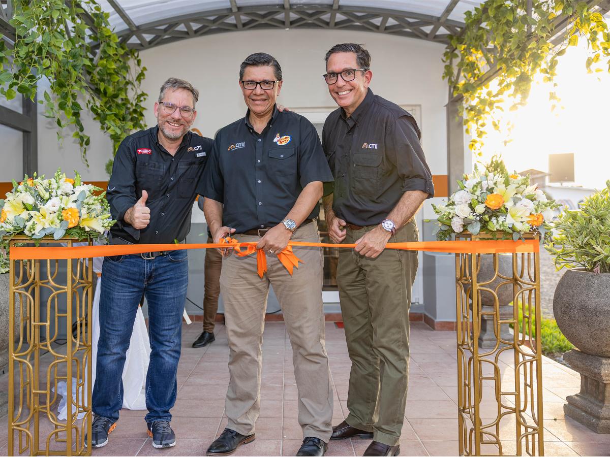 Ejecutivos de CMI participaron en la inauguración del centro que generará 150 empleos directos.