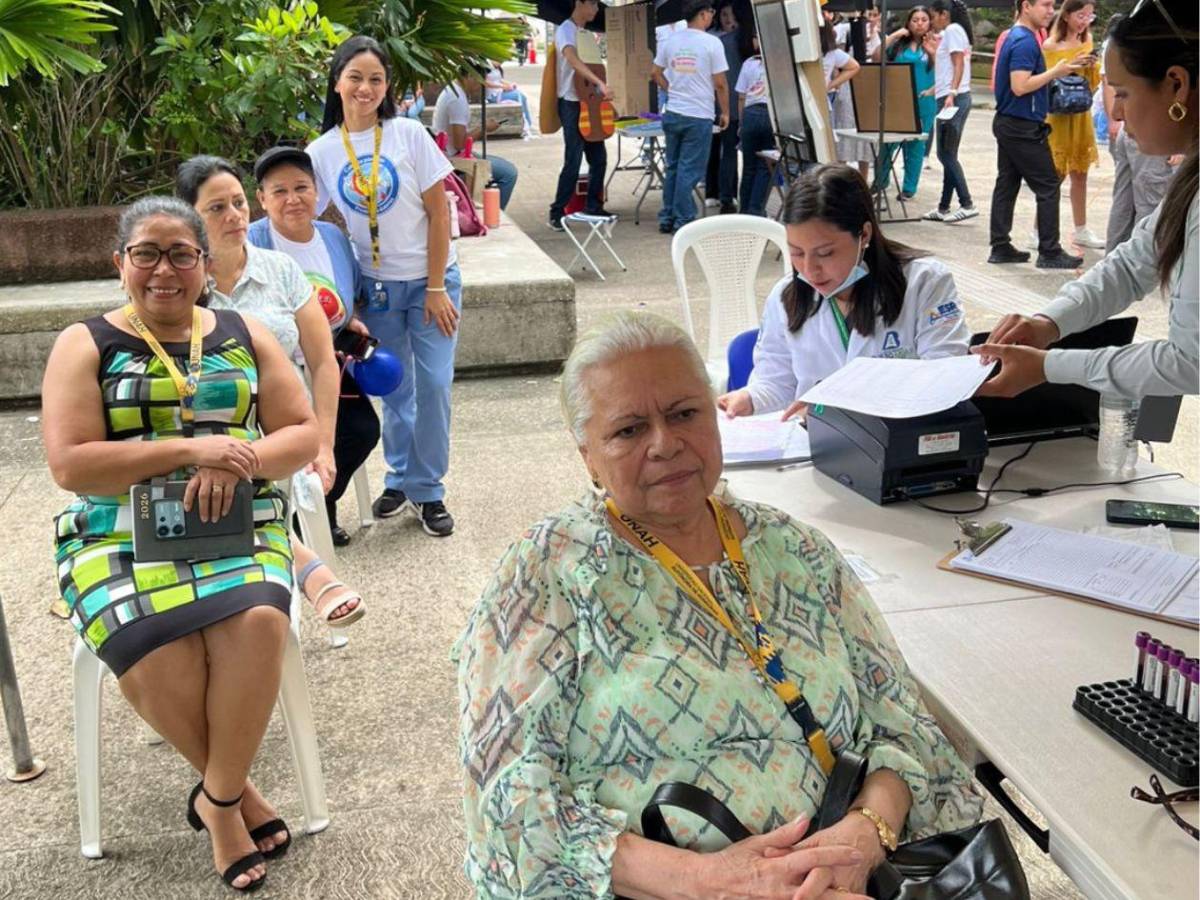 Unah-Cortés lleva atención gratuita a la población con feria de salud