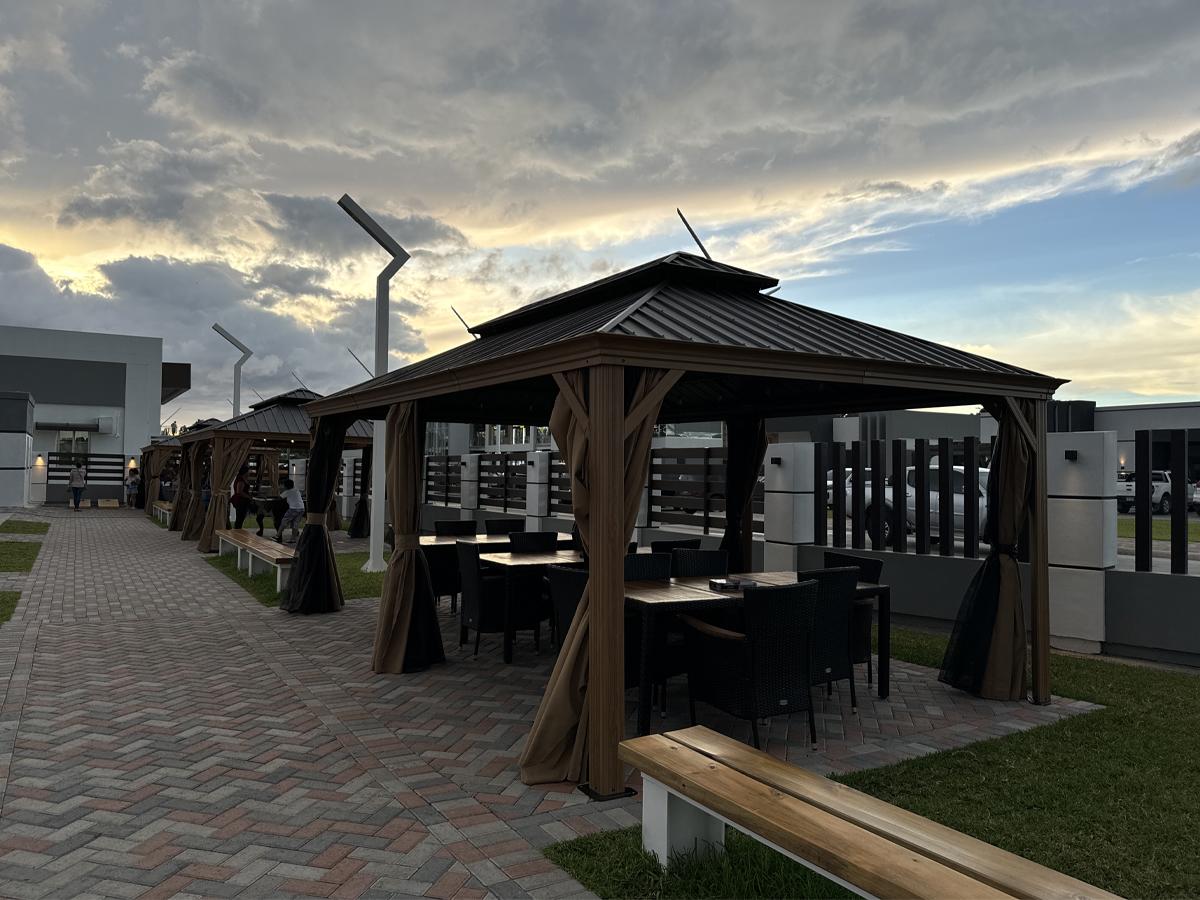 Estas cabañas están equipadas con muebles y mesas para que los padres pasen un momento agradable en su visita al parque.