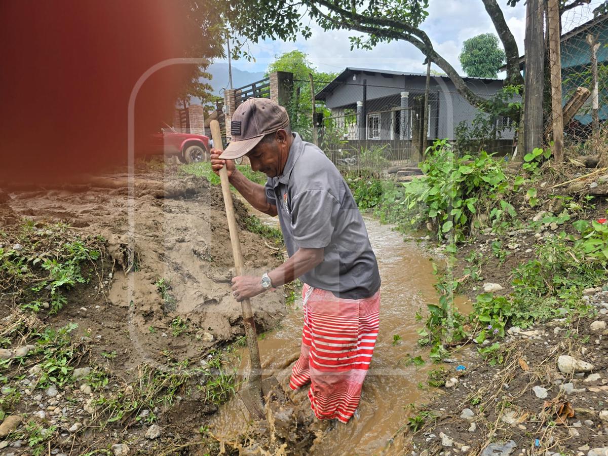 Fuertes lluvias desbordan río Helado en Los Naranjos, Santa Cruz de Yojoa