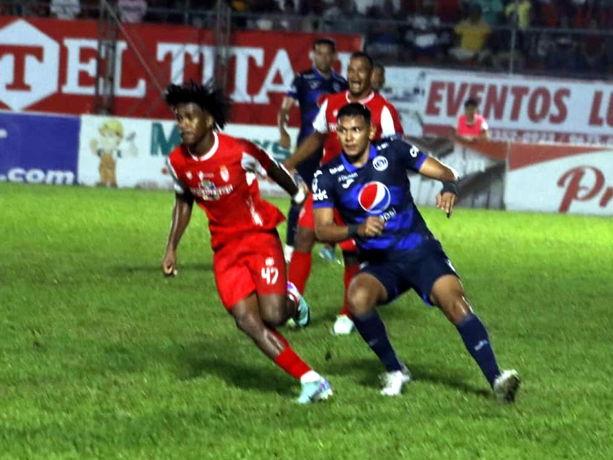 Luis Vega, defensa de Motagua, salió lesionado en el segundo tiempo del partido en Tocoa.