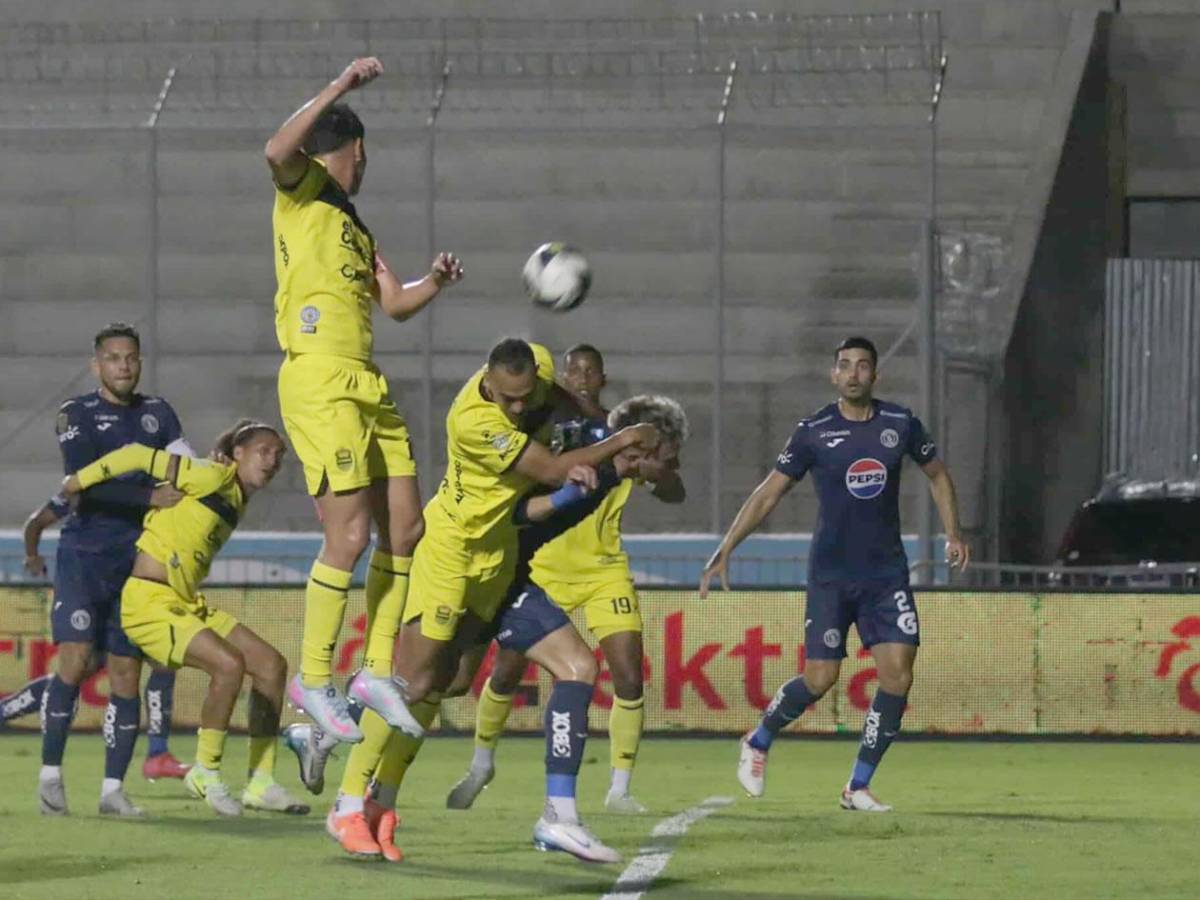 El 'frío' festejo de figura de Motagua, sufrimiento de Real España, susto y enfado