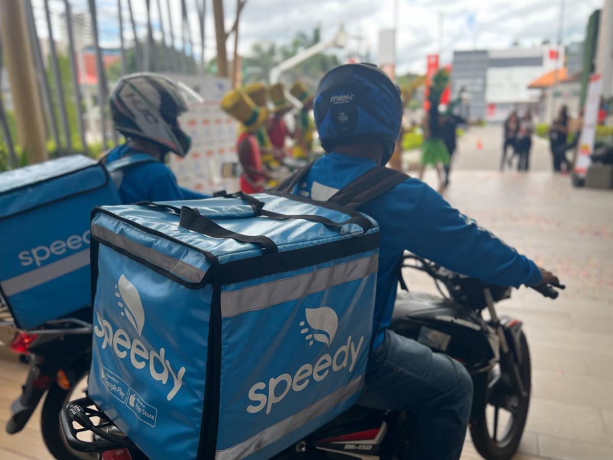 Aquirí una moto convertite en agentes de servicios de entrega rápida de Speedy.