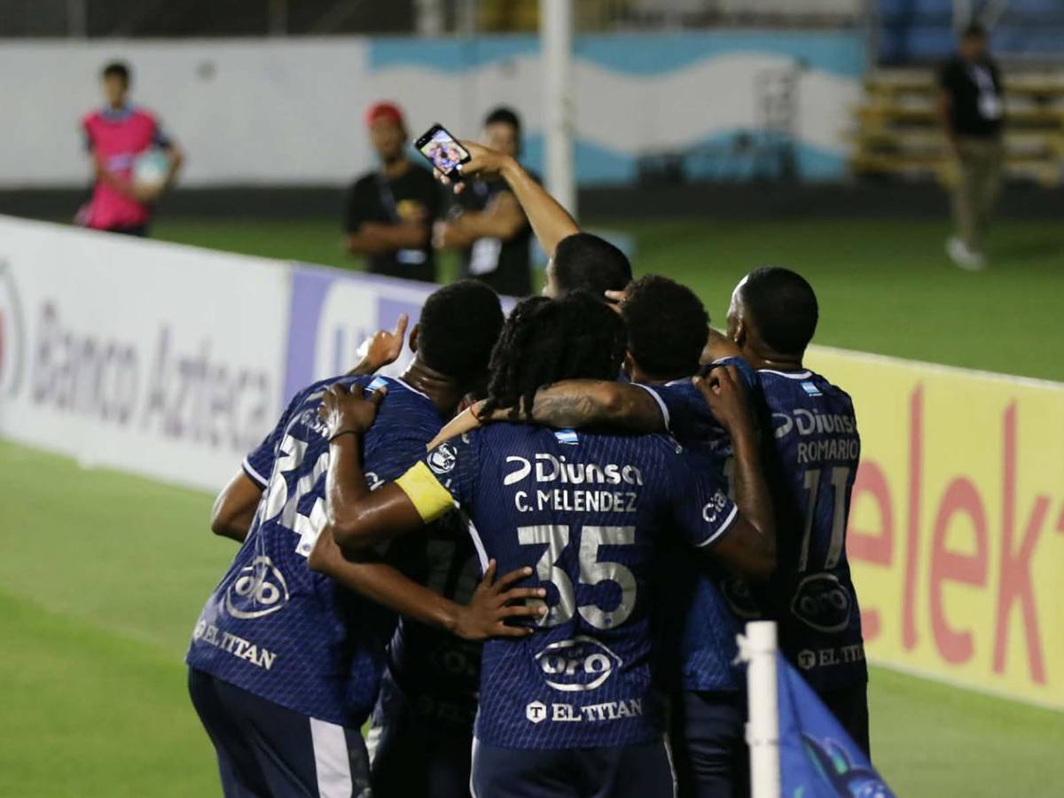 Marcó triplete y recibió beso, polémicas del FVS, selfie de Motagua y Victoria se hunde