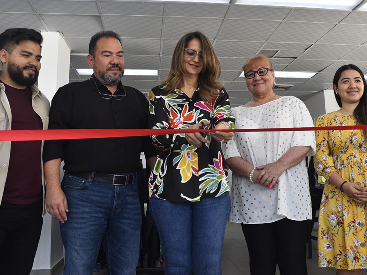 Alex Luque, su esposa Claudia de Luque, su madre y sus hijos realizaron el corte de la cinta de inauguración de la tienda de Guamilito.