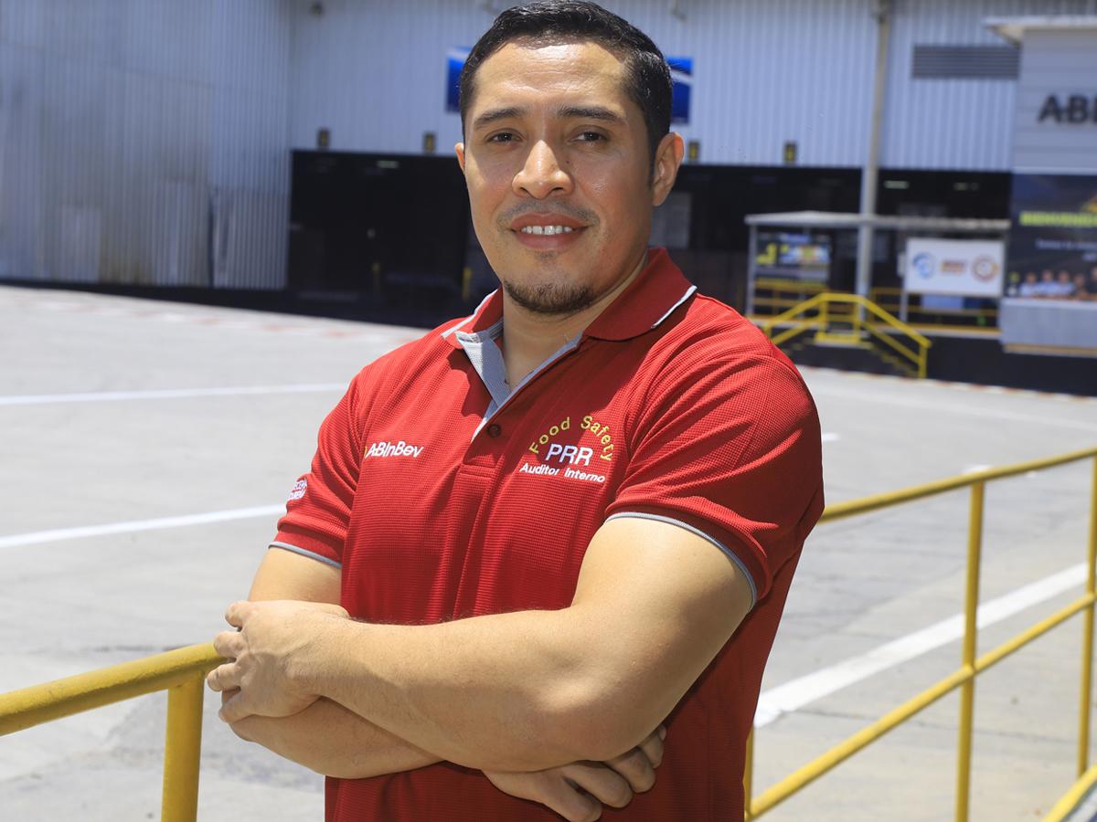 Olvin Canales, técnico de embotellado.