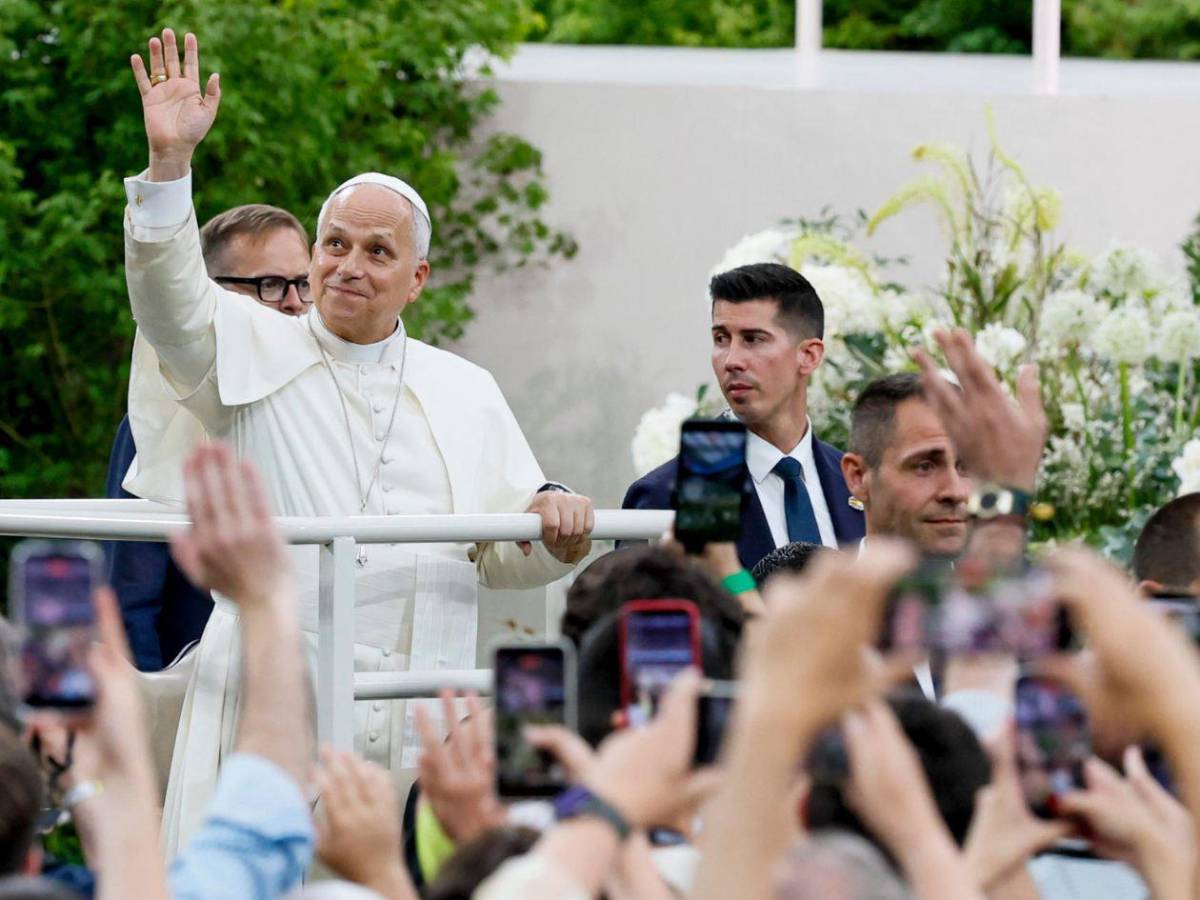 La fe y el canto de 70 mil fieles abrazan al papa en el estadio Santiago Bernabéu