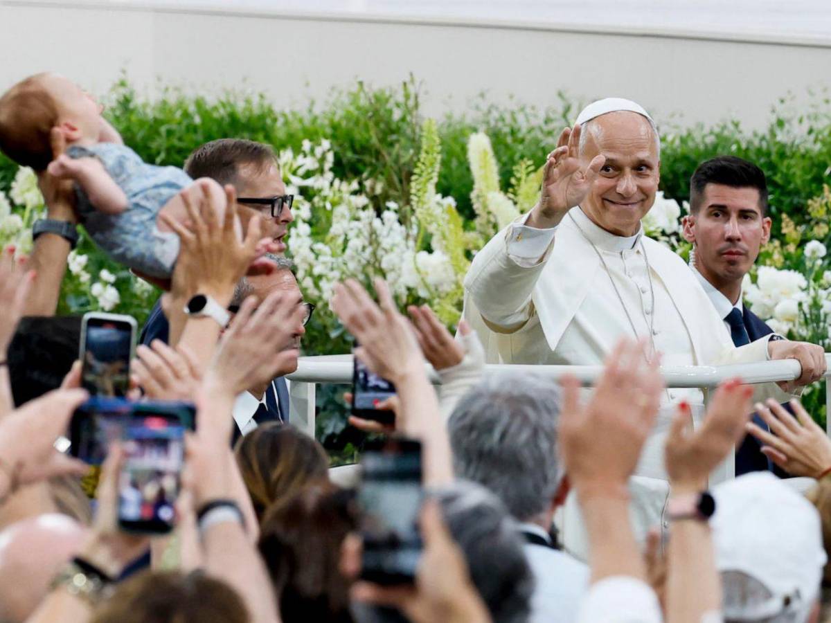 La fe y el canto de 70 mil fieles abrazan al papa en el estadio Santiago Bernabéu