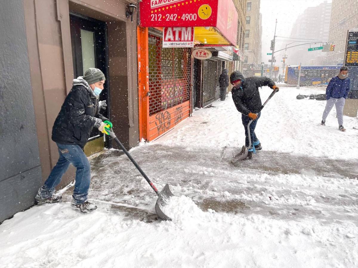 Nueva York pagará hasta $45 por hora por retirar nieve: requisitos y cómo aplicar