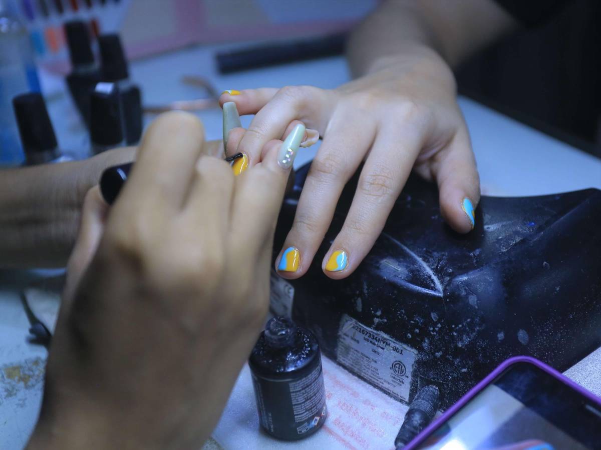 Paso #7: Cuando el diseño ya se haya secado se recomienda aplicar el top coat y dejar secar al aire libre.