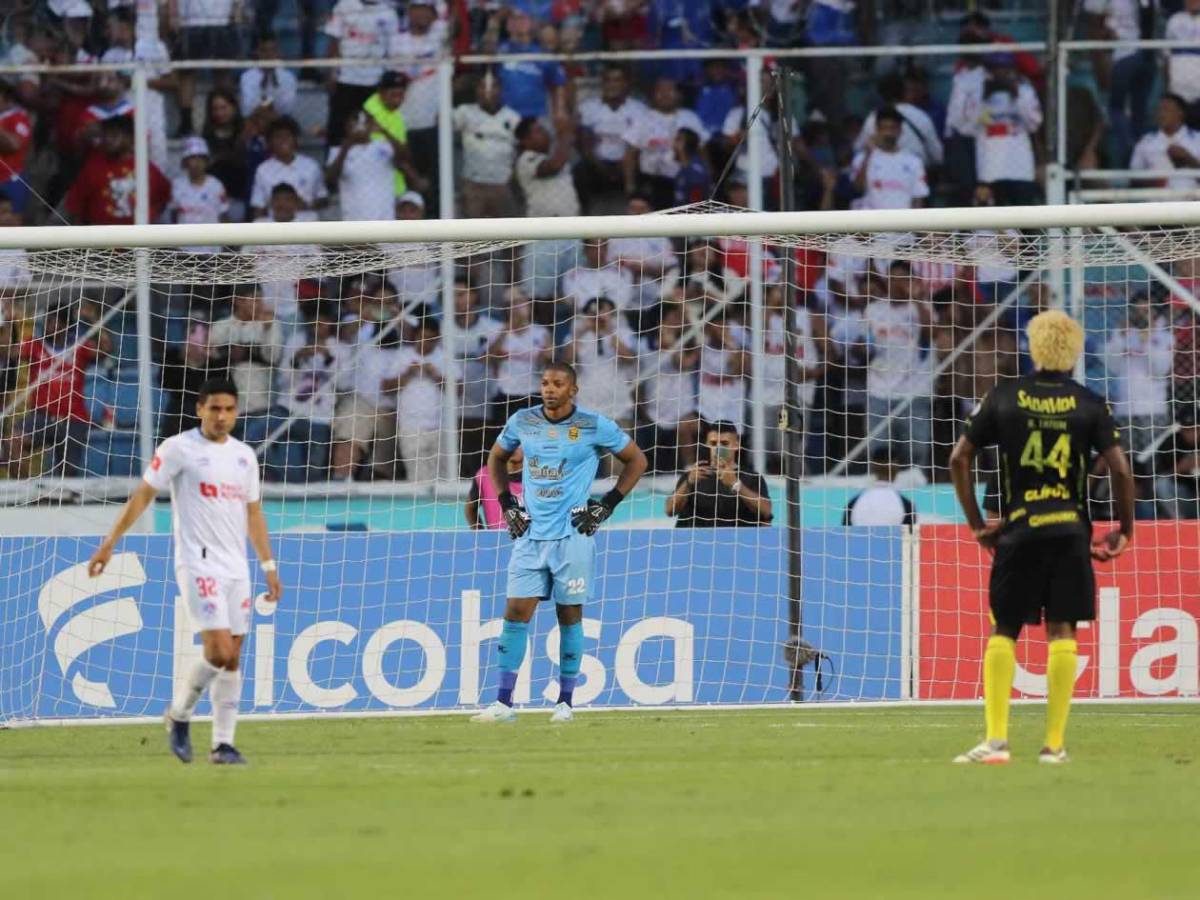 Llanto en Olimpia, feo gesto de Jeaustin Campos y chica captada infraganti en la final