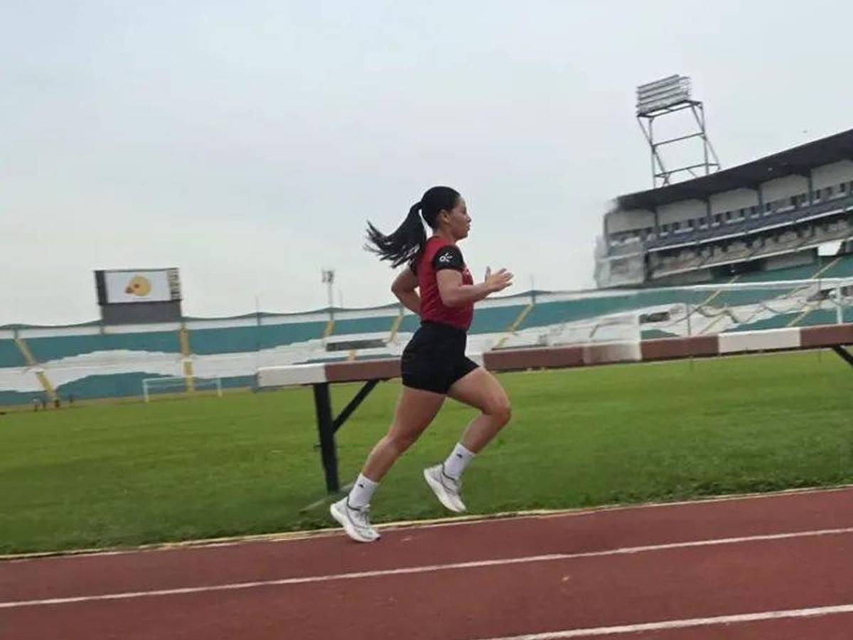 Así es la bella árbitra hondureña que cautiva en redes tras recibir gafete FIFA