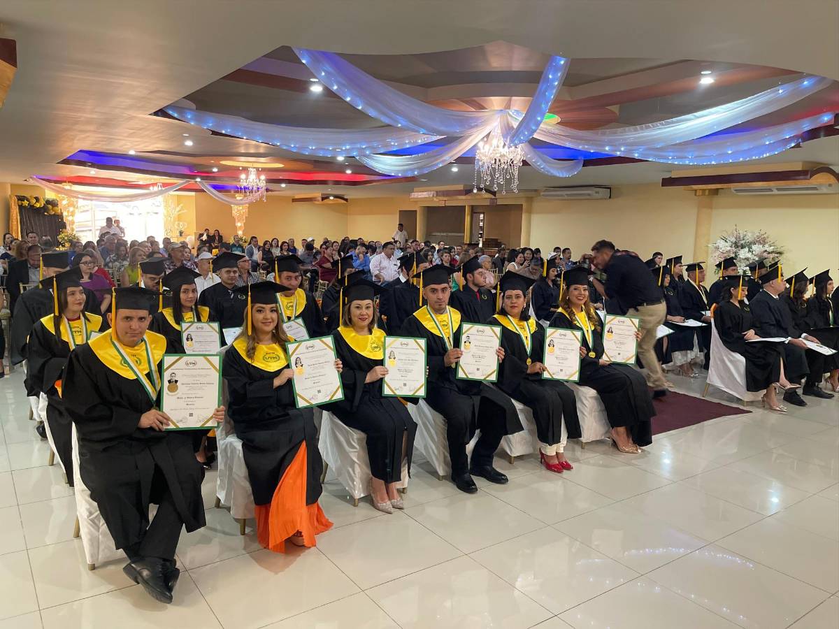 Los graduados estuvieron acompañados por sus seres queridos.