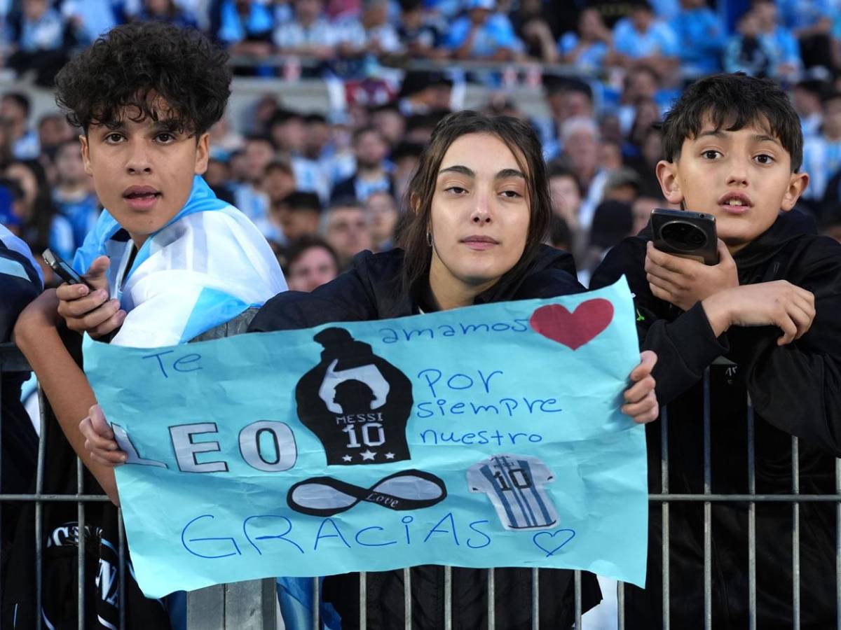 Messi llora en su adiós con Argentina, otro crack se retiró, la bronca e insólito regalo