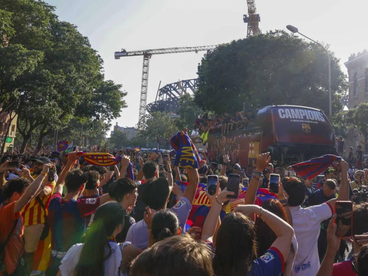 Rúa del Barcelona: jugadores se burlan de Vinicius y dardo de Lamine al Real Madrid