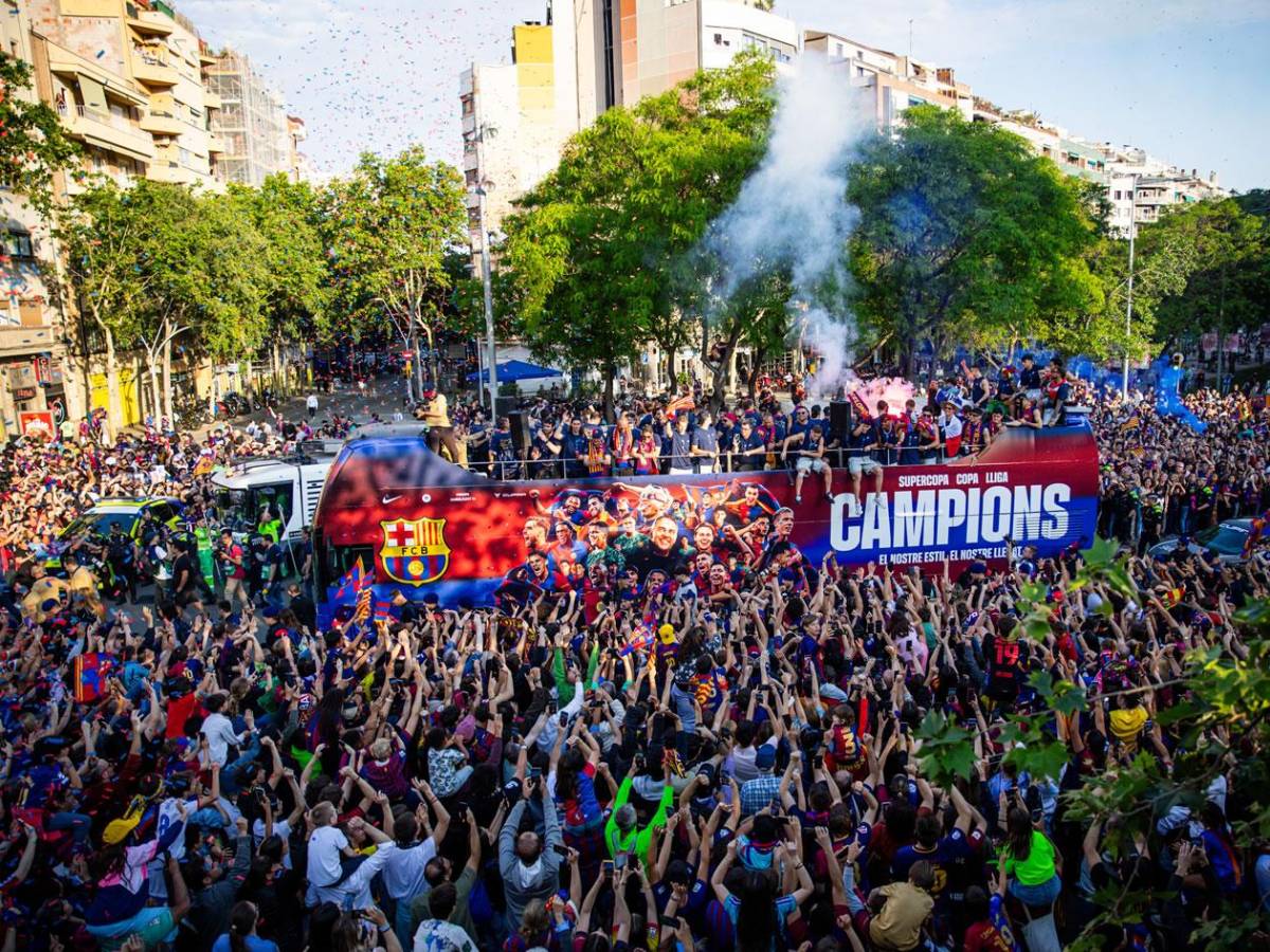 Rúa del Barcelona: jugadores se burlan de Vinicius y dardo de Lamine al Real Madrid