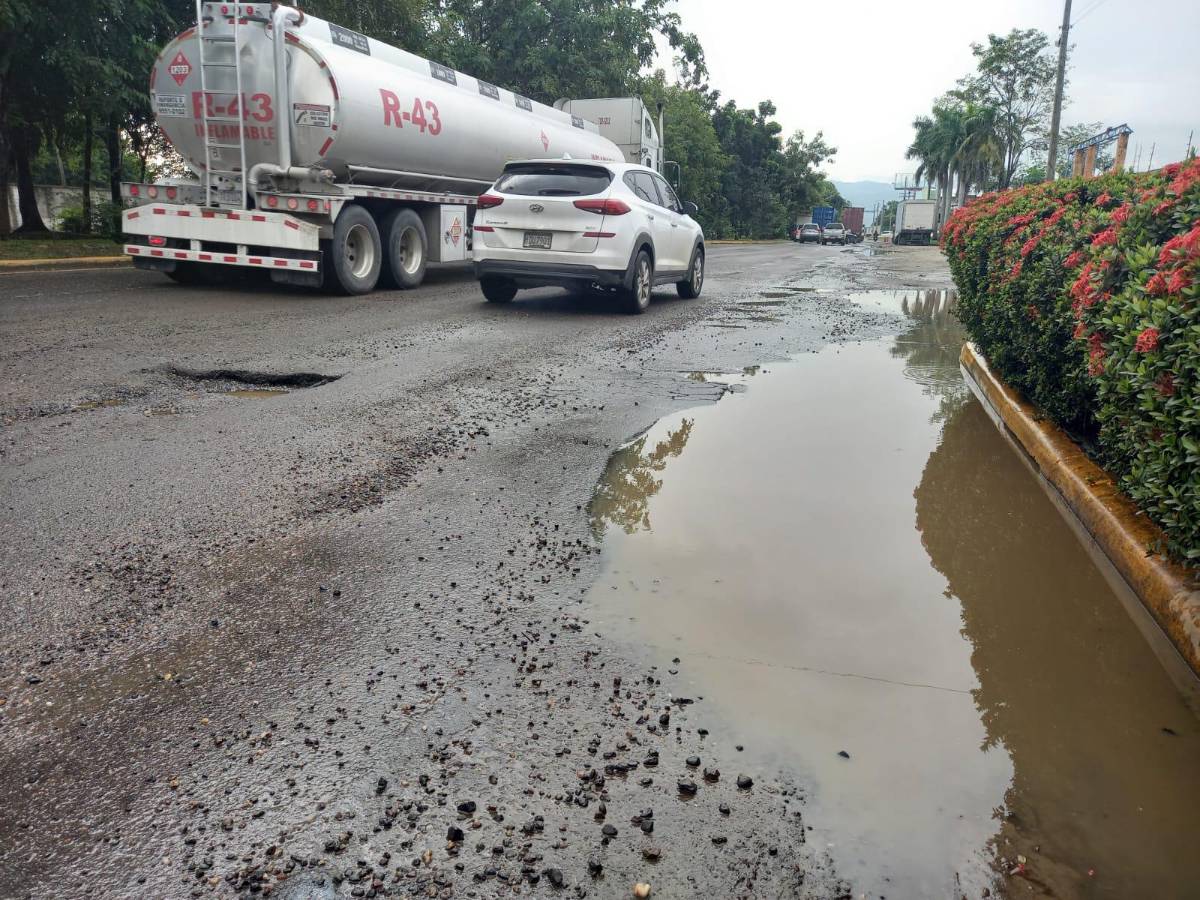 Con llantas y ramas alertan de baches en el segundo anillo de SPS
