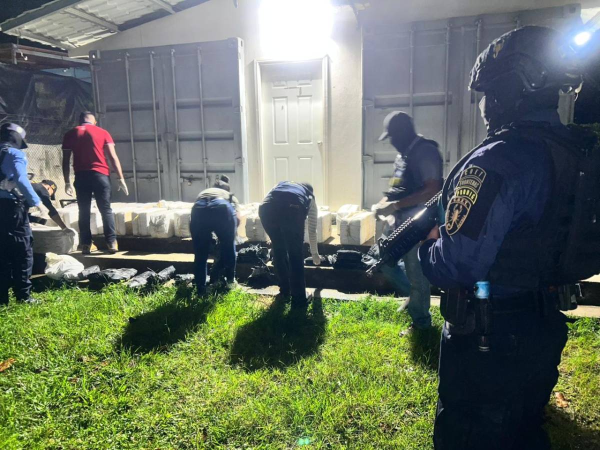 Caen tres hondureños con 56 fardos de cocaína y armas en un contenedor en El Progreso, Yoro