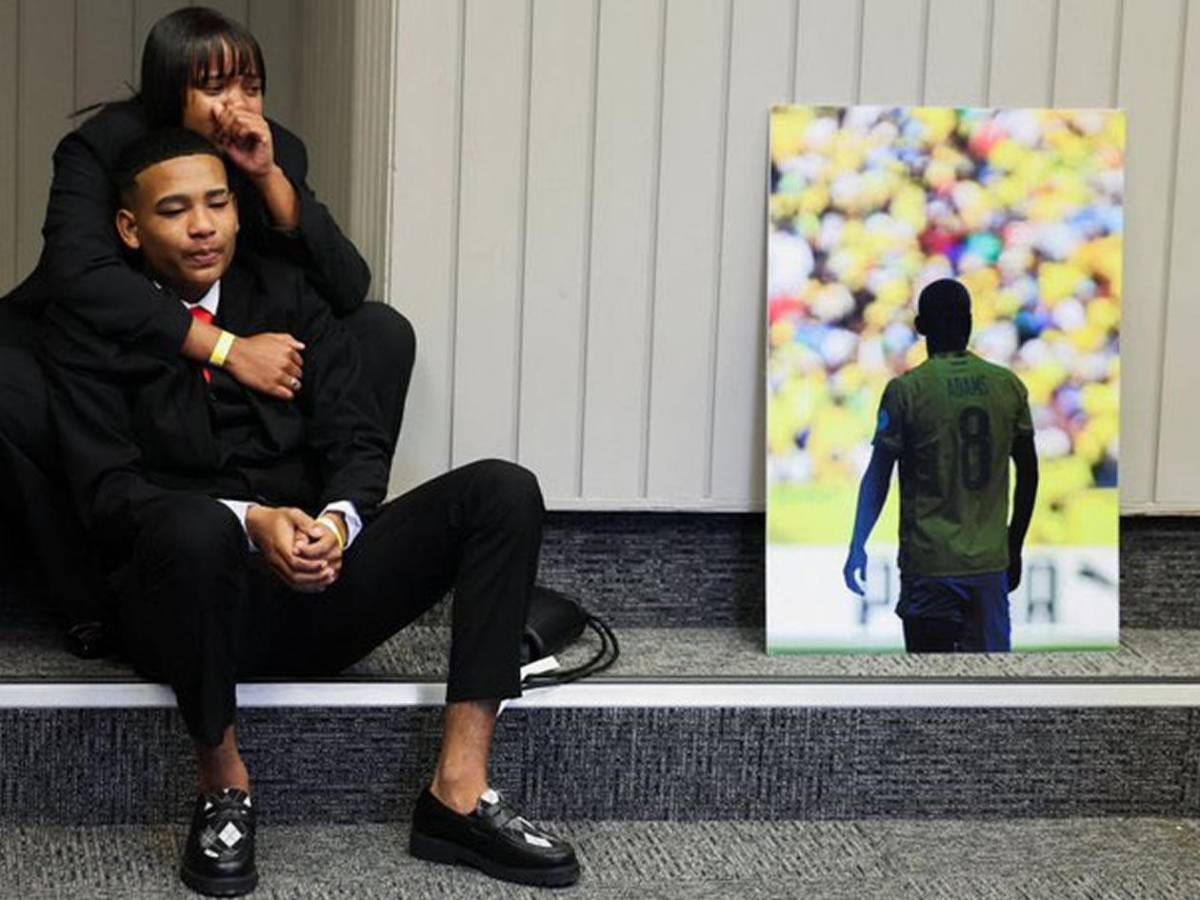 Llanto en funeral de Jayden Adams, fallecido tras el Mundial: triste imagen de mujer e hijo