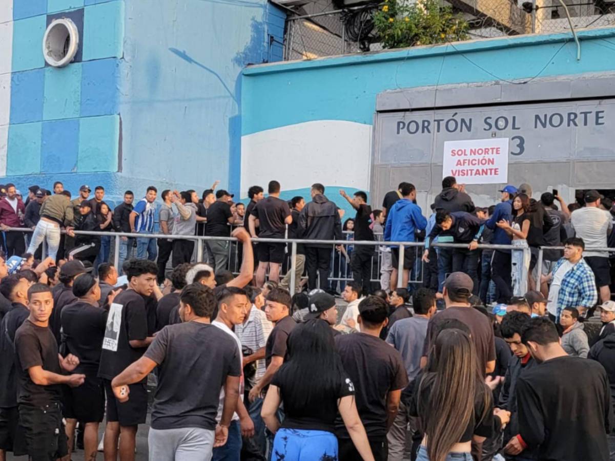 Aficionados del Motagua en las afueras del estadio queriendo ingresar.