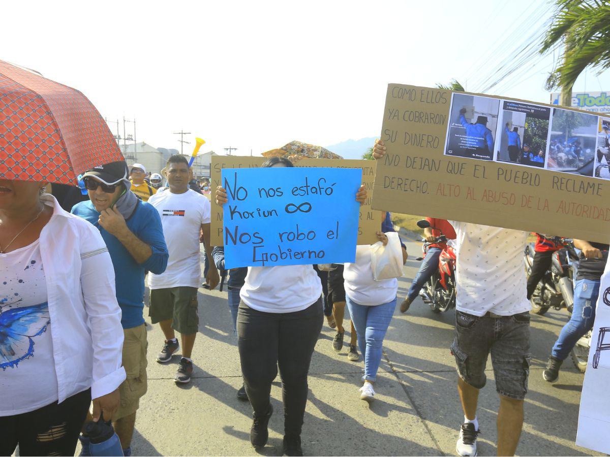 Pancartas, bocinas y gritos: así protestaron los socios de Koriun en Choloma