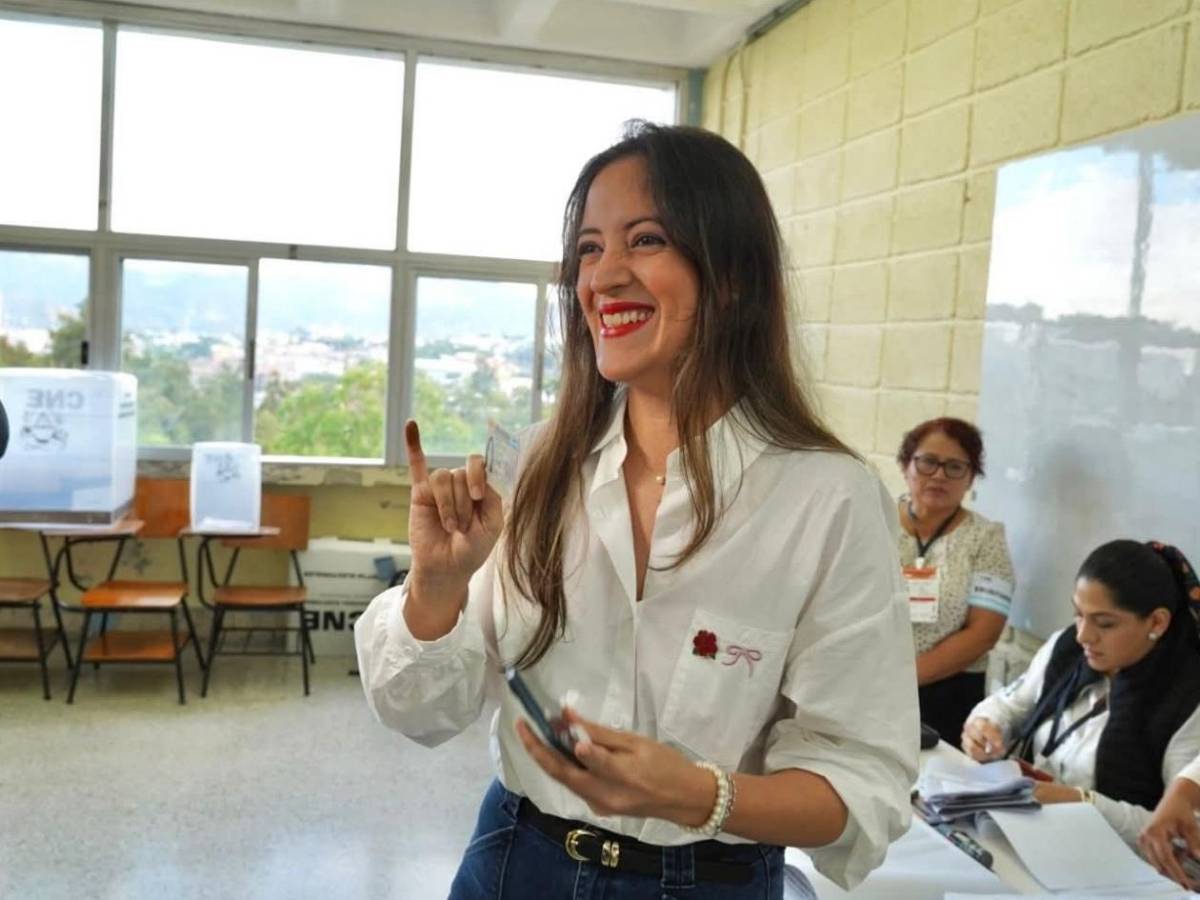 Figuras reconocidas ejercen el voto en un día clave para Honduras