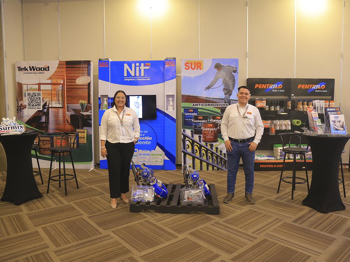 Dian Tercero y Axel Mejía representantes de Grupo Sur, patrocinador del LED Fest.