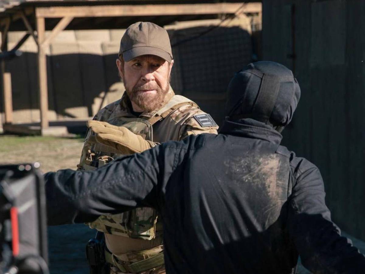 Chuck Norris, a sus 85 años, escala una montaña de 3,187 metros​​​​​​