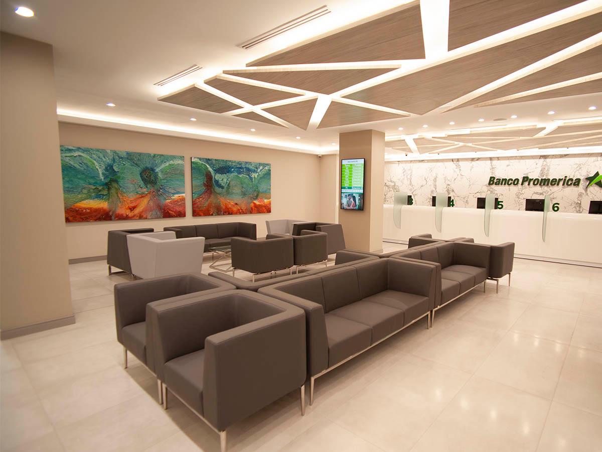Espacios abiertos, tecnología de vanguardia y una atmósfera acogedora definen el centro de negocios de Banco Promerica, ofreciendo una experiencia bancaria moderna y cómoda.