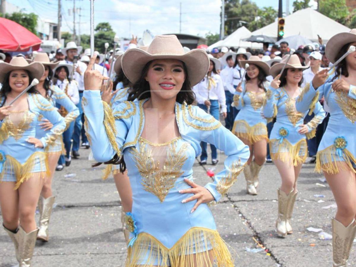 Quiénes son las hermosas palillonas 'vaqueritas' que se robaron las miradas por su originalidad