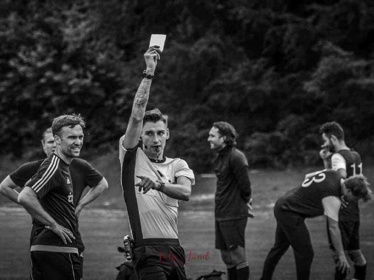 Terrible: Agreden al árbitro que pidió matrimonio a su novio en pleno partido