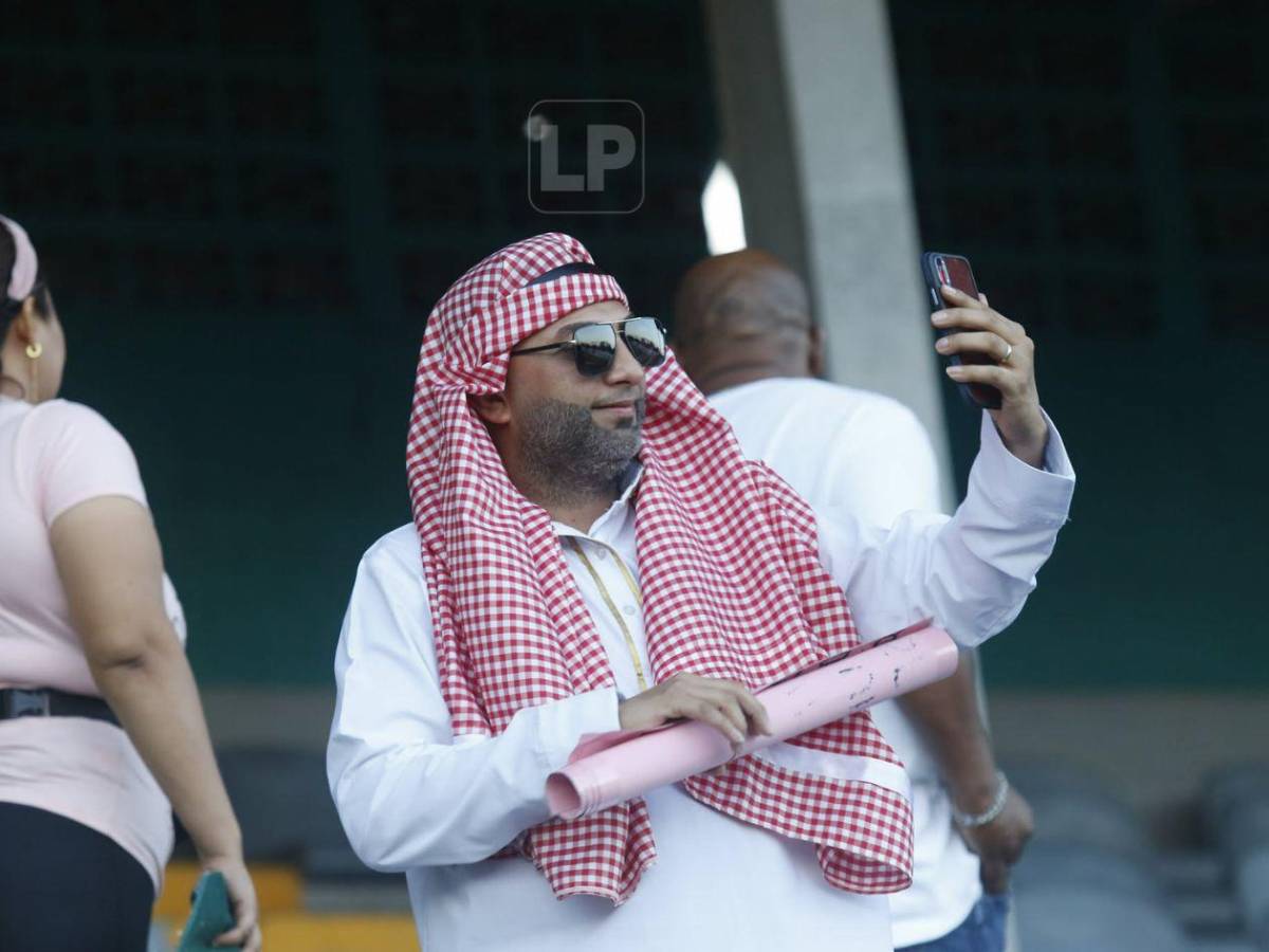 Aficionado disfrazado de jeque, bellas chicas y ambientazo en el Francisco Morazán