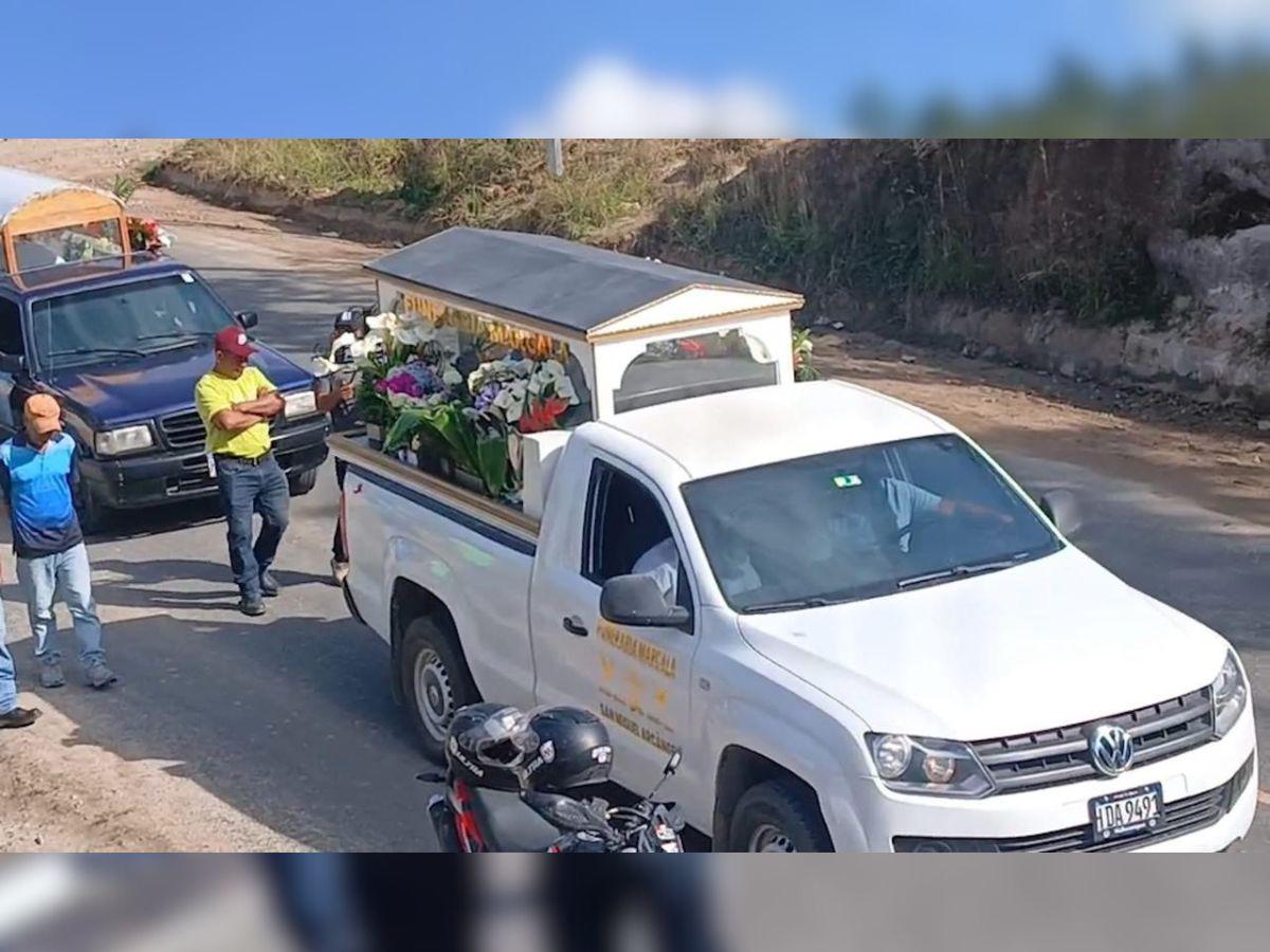 Entre dolor y consternación, sepultan a madre y hermanito de Kenneth en Marcala