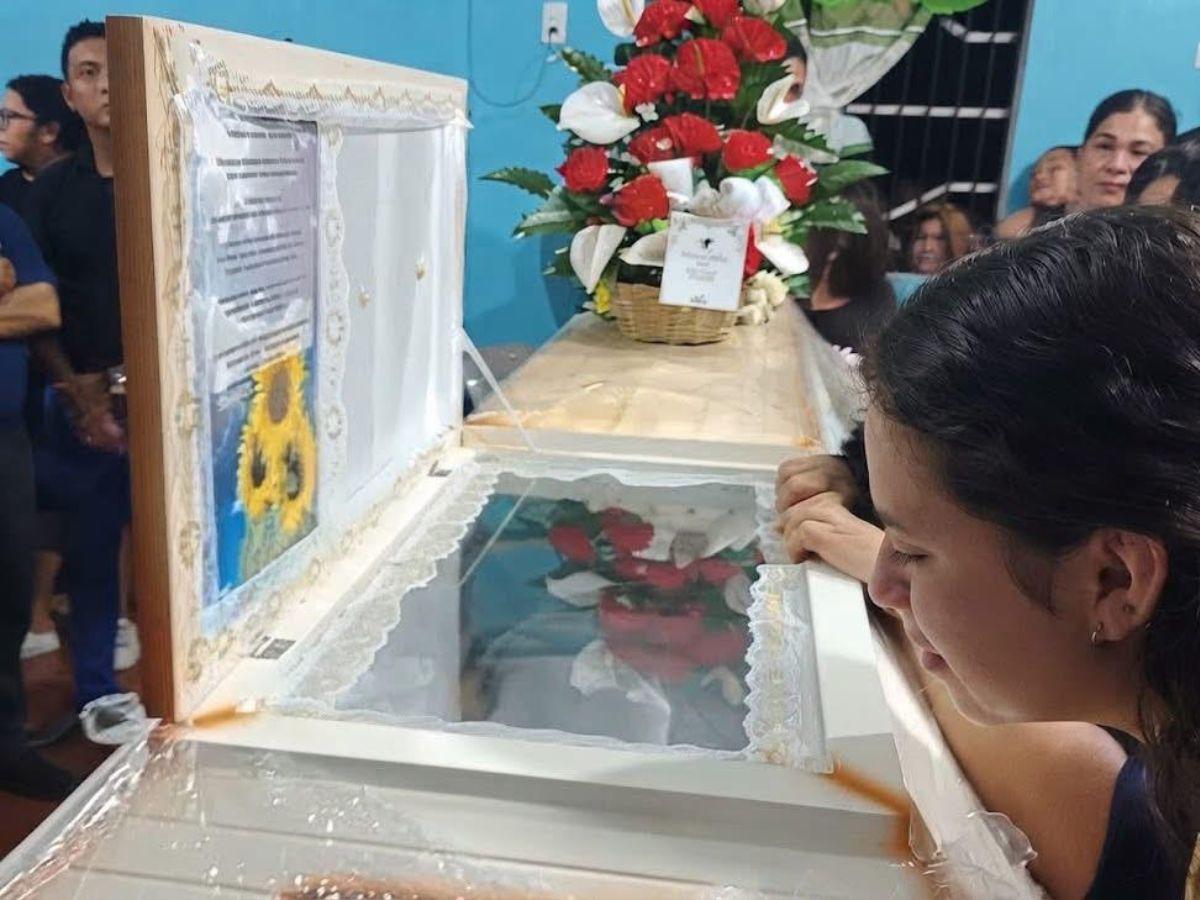 Entre lágrimas, familiares despiden a Endy Jiménez, supervisora fallecida en Naco