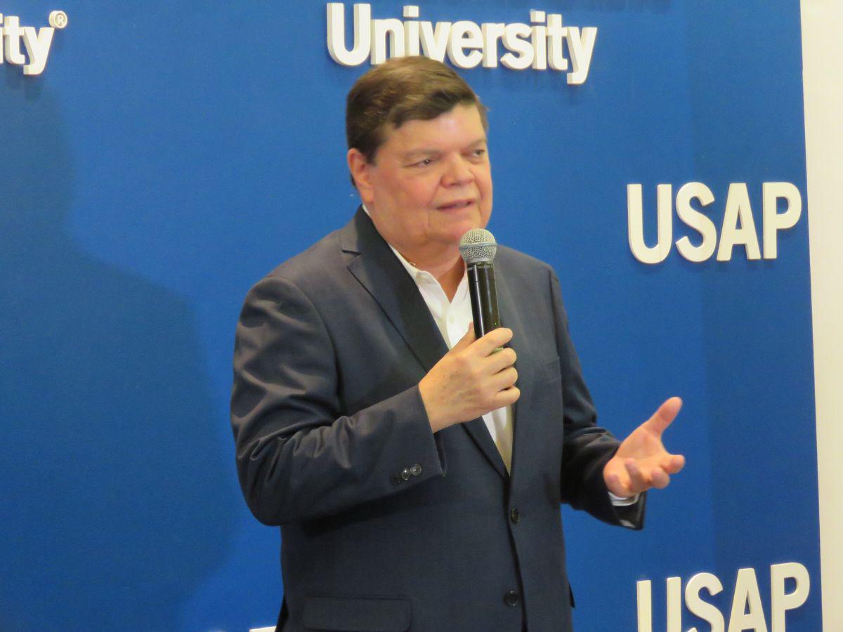Senén Villanueva, rector de USAP, durante la presentación.