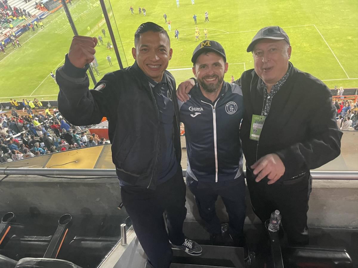 Daniel Atala (centro) expuso cómo se dio el fichaje de Agustín Auzmendi por el Motagua.