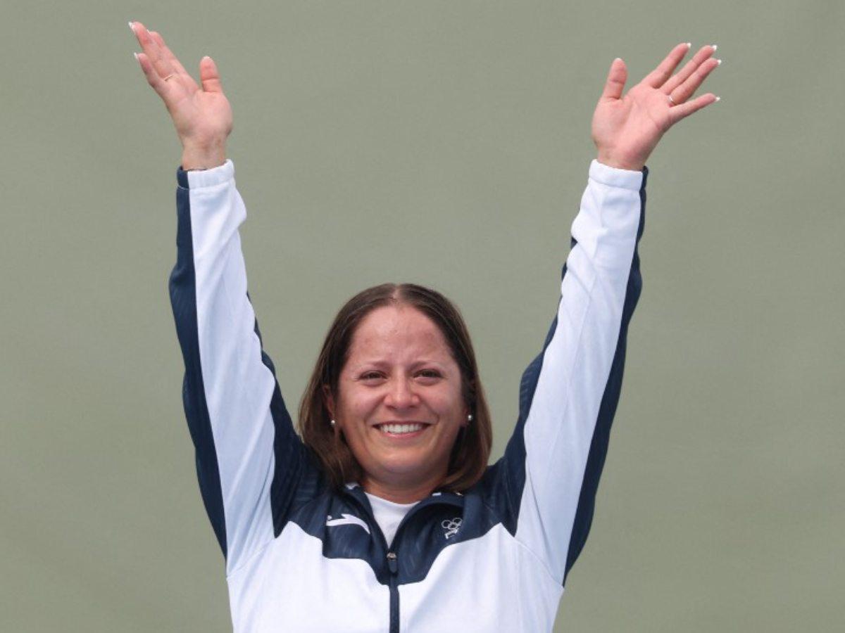 Antes de dedicarse al tiro olímpico en foso, fue gimnasta y representó a su país en los Juegos Panamericanos de 2010.