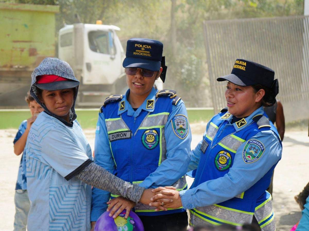 Policías dan un día de magia a  niños en el crematorio municipal de San Pedro Sula