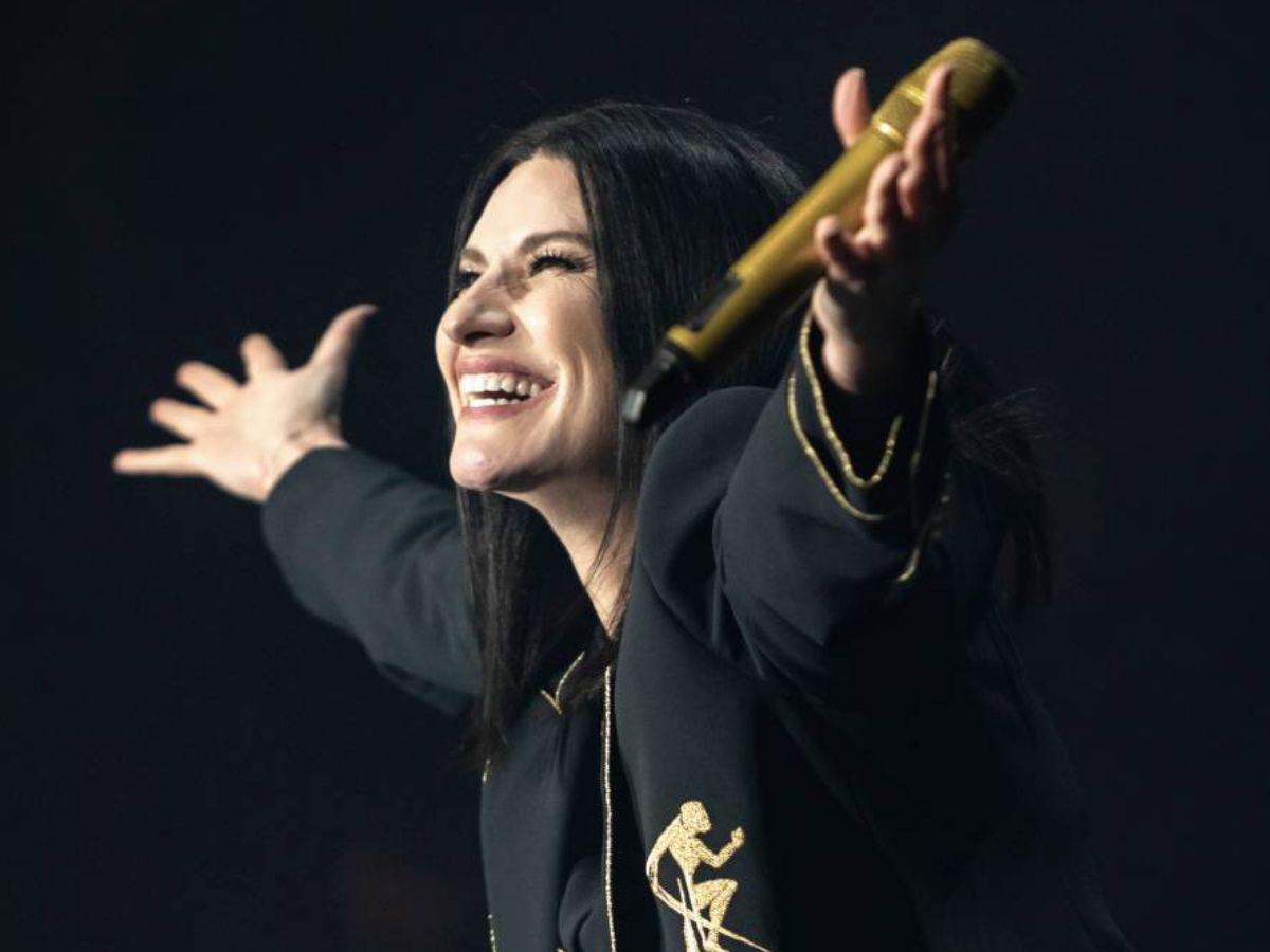 Laura Pausini sufre crisis respiratoria en pleno concierto y preocupa a sus fans