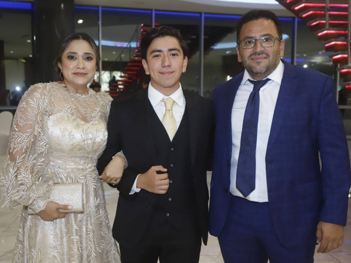 Seniors 2025 de la Santa María del Valle festejan su graduación