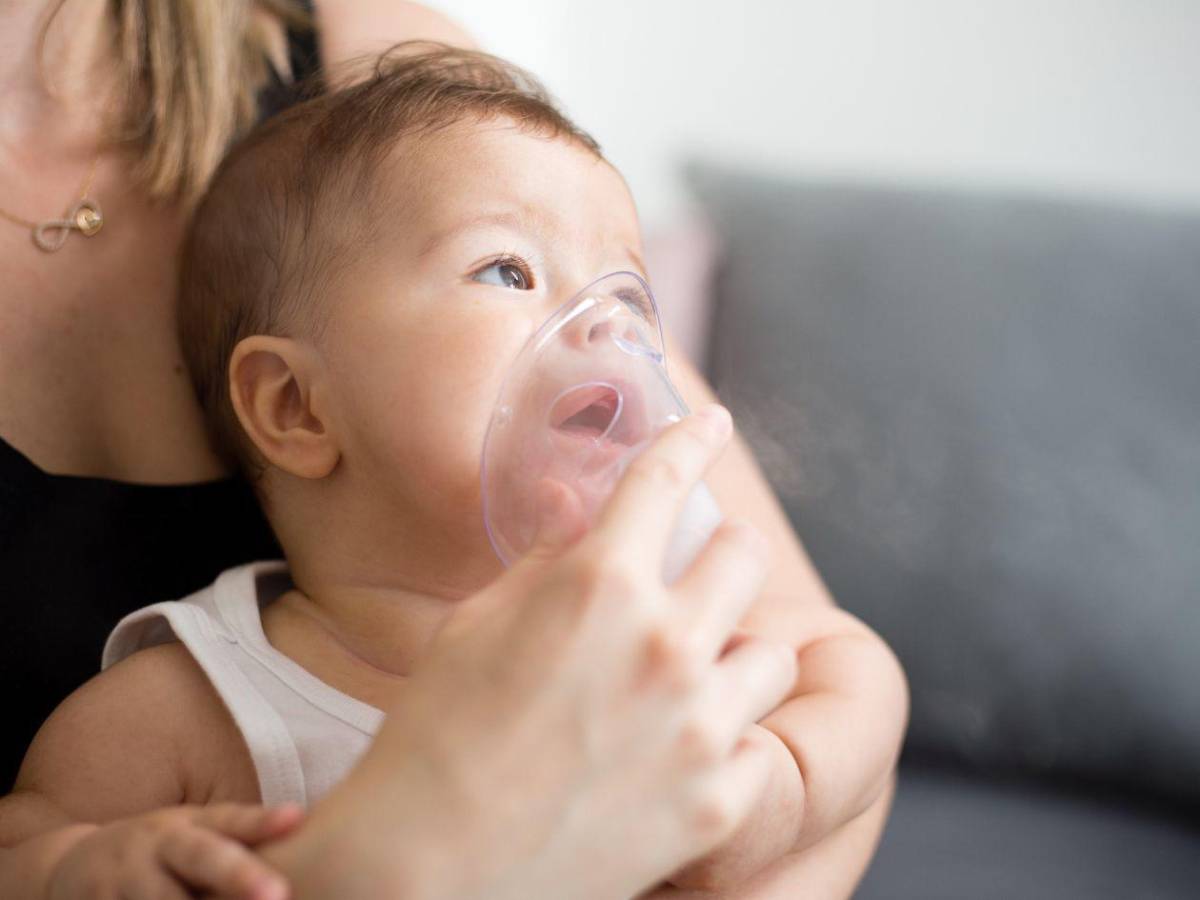 Así destroza la tos ferina el pecho de un bebé: tose hasta ponerse morado...