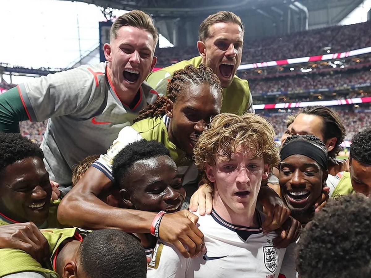 Hombre armado irrumpe concentración de Inglaterra en pleno Mundial: Así terminó el susto