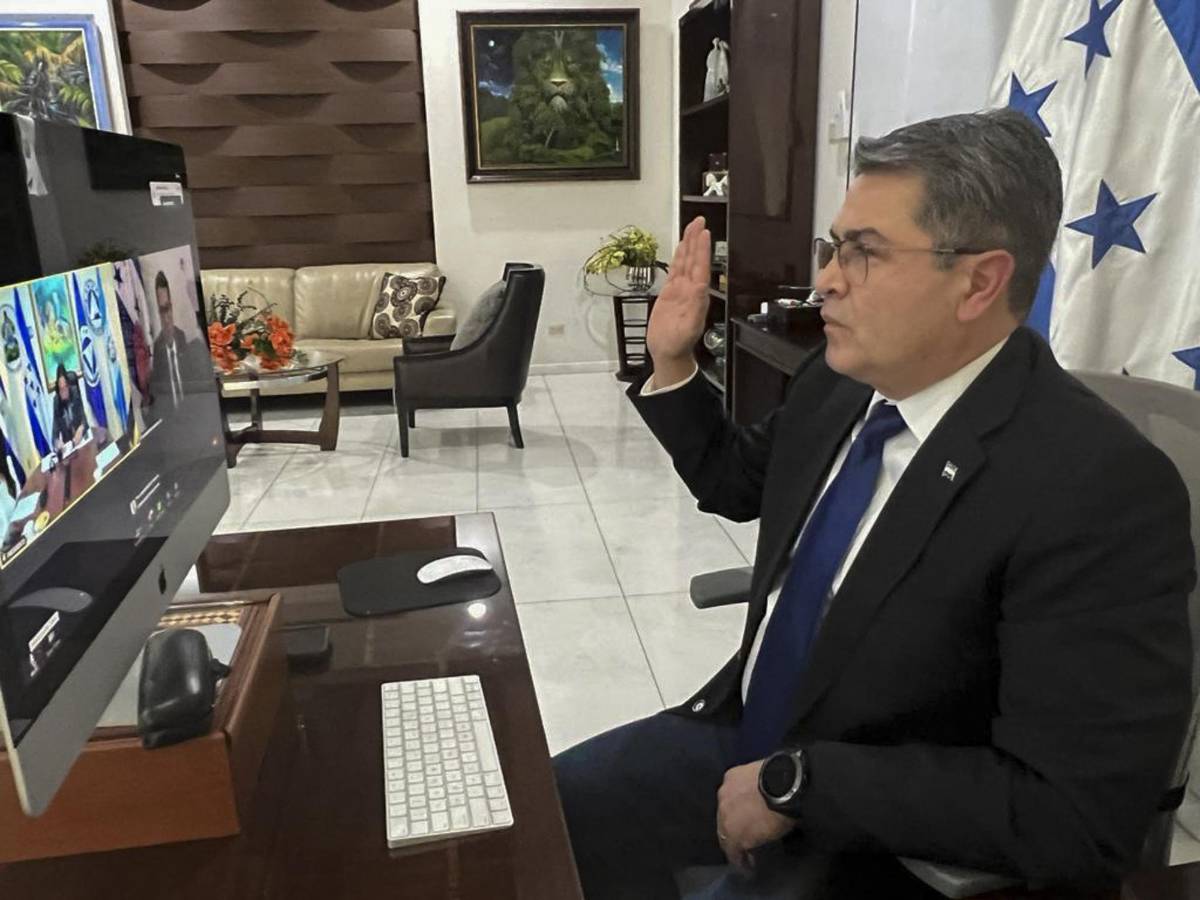 Juan Orlando Hernández es juramentado como diputado del Parlacen