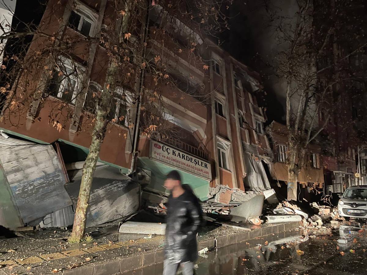 Poderoso terremoto 7.8 causa destrucción y muerte en Turquía