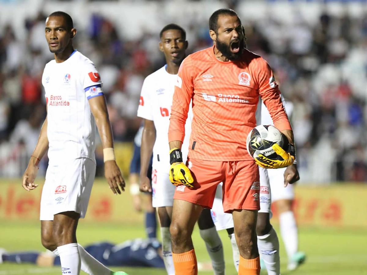 En el último clásico, Edrick Menjívar le detuvo un penal a Agustín Auzmendi.