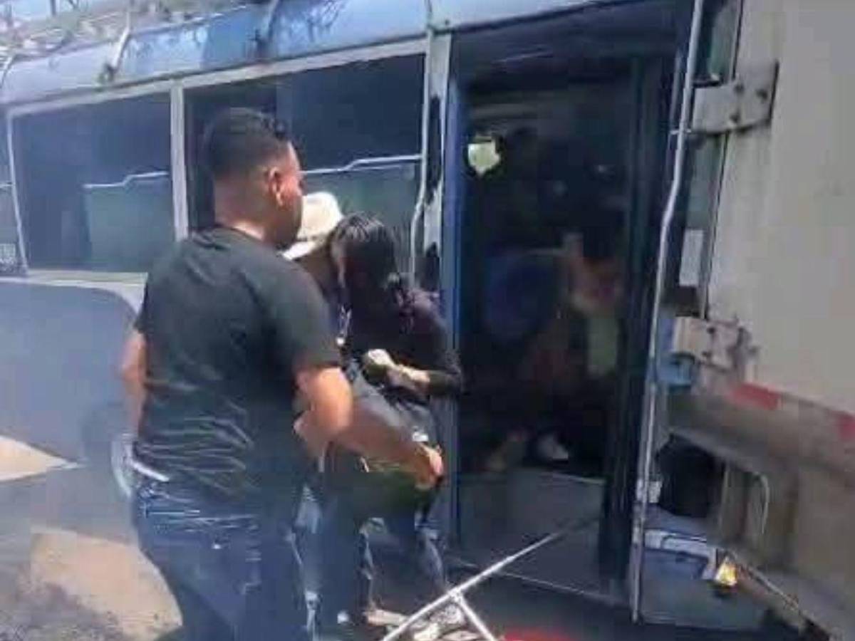Ayúdennos: dramáticas imágenes del brutal choque entre bus y rastra en la CA-4
