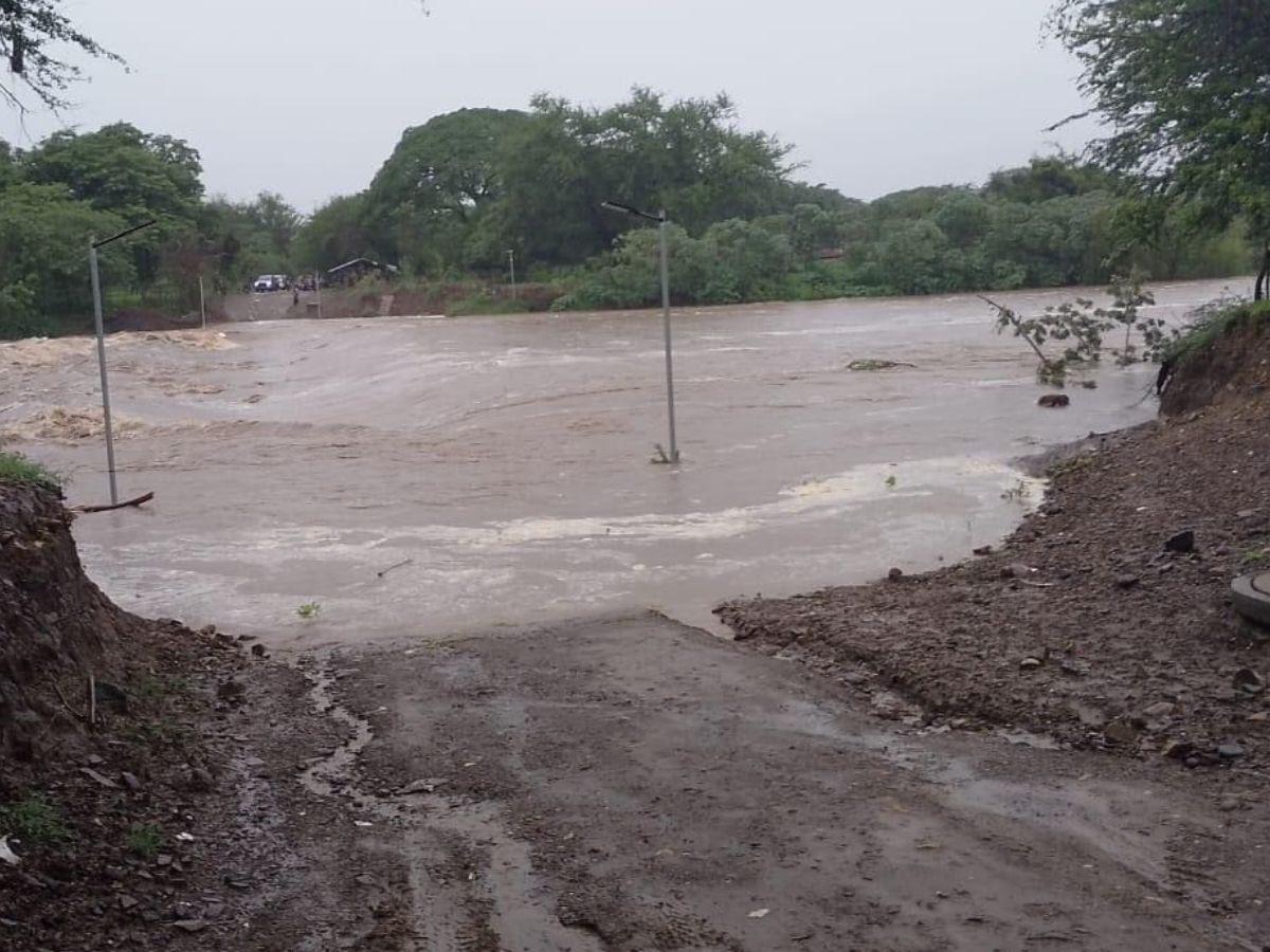 Varias comunidades de Valle se encuentran incomunicadas por el fuerte caudal que registra el río Goascorán.