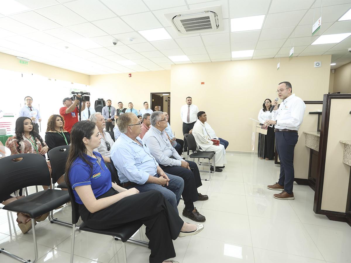 Rivas explicó que la nueva sucursal ofrece una atención más cercana y personalizada a los clientes en El Progreso, facilitando el acceso a servicios financieros de calidad.