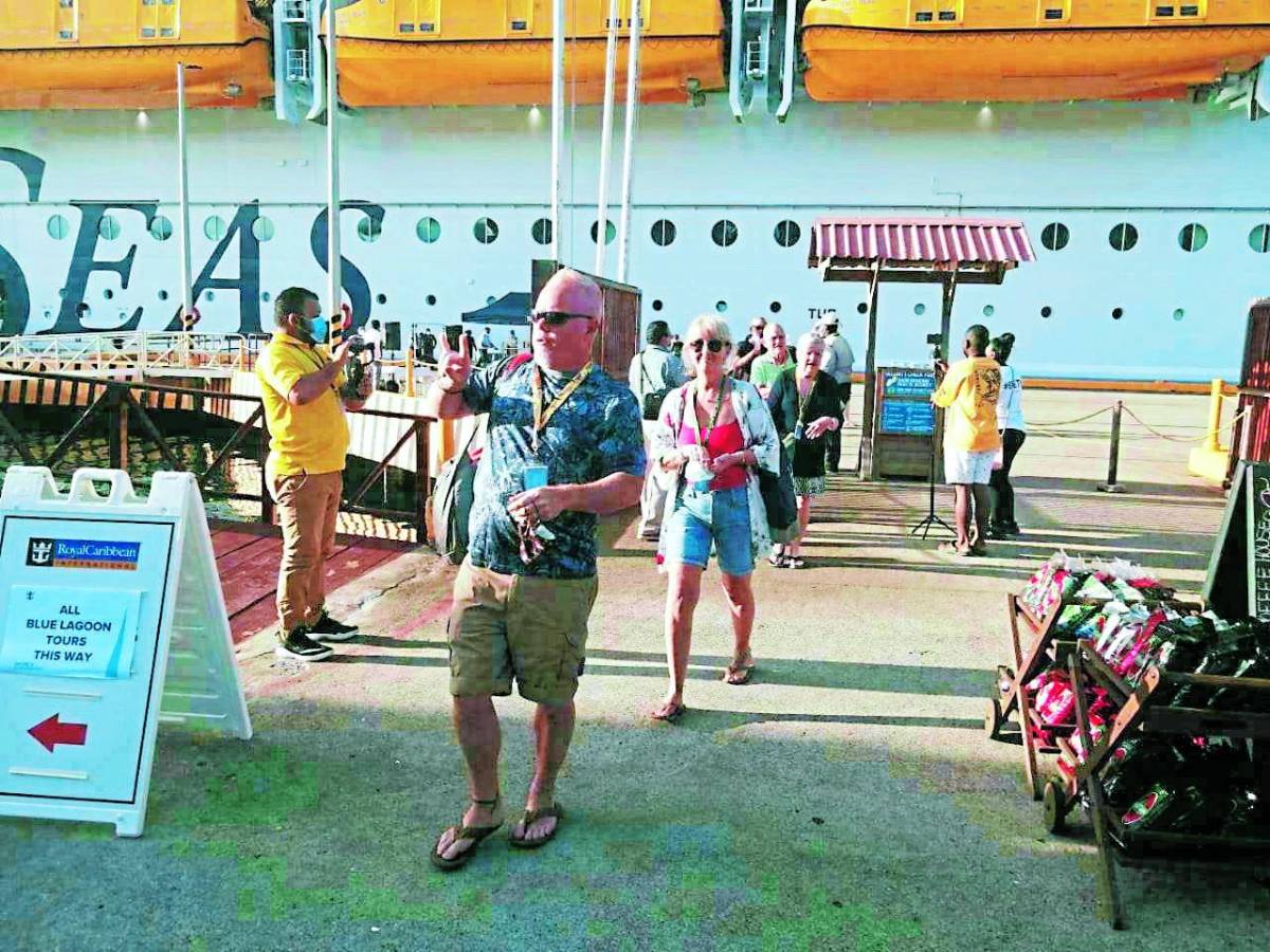 Turistas de todos sitios del mundo disfrutaron de Roatán, la “perla” del Caribe de Honduras.