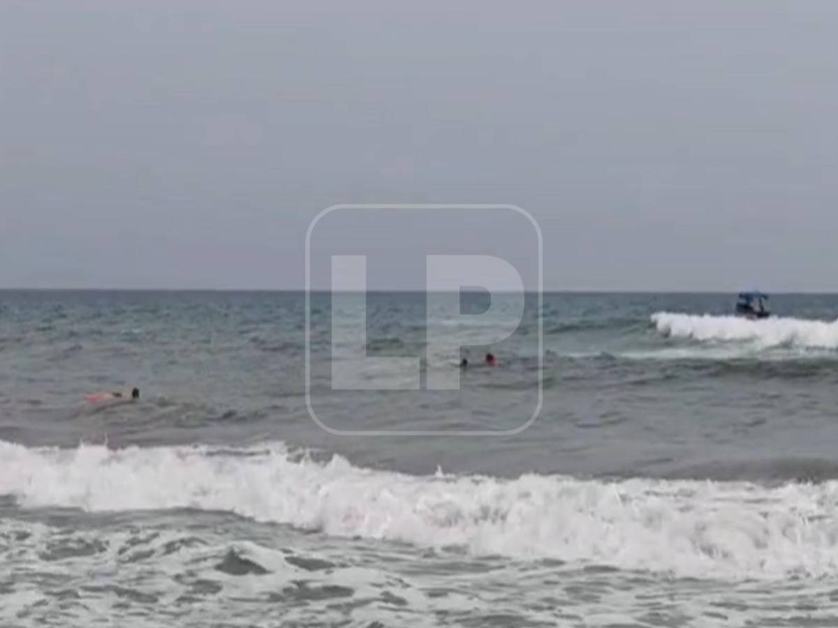 Lancha con 17 turistas se vuelca frente a Playa Bonita en Tela